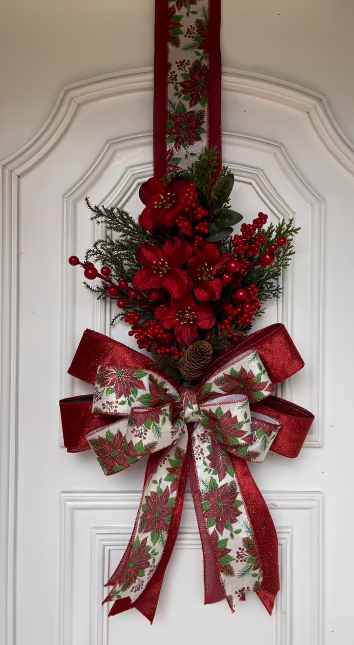 Escapulario navideño rojo con flores | Belvaron