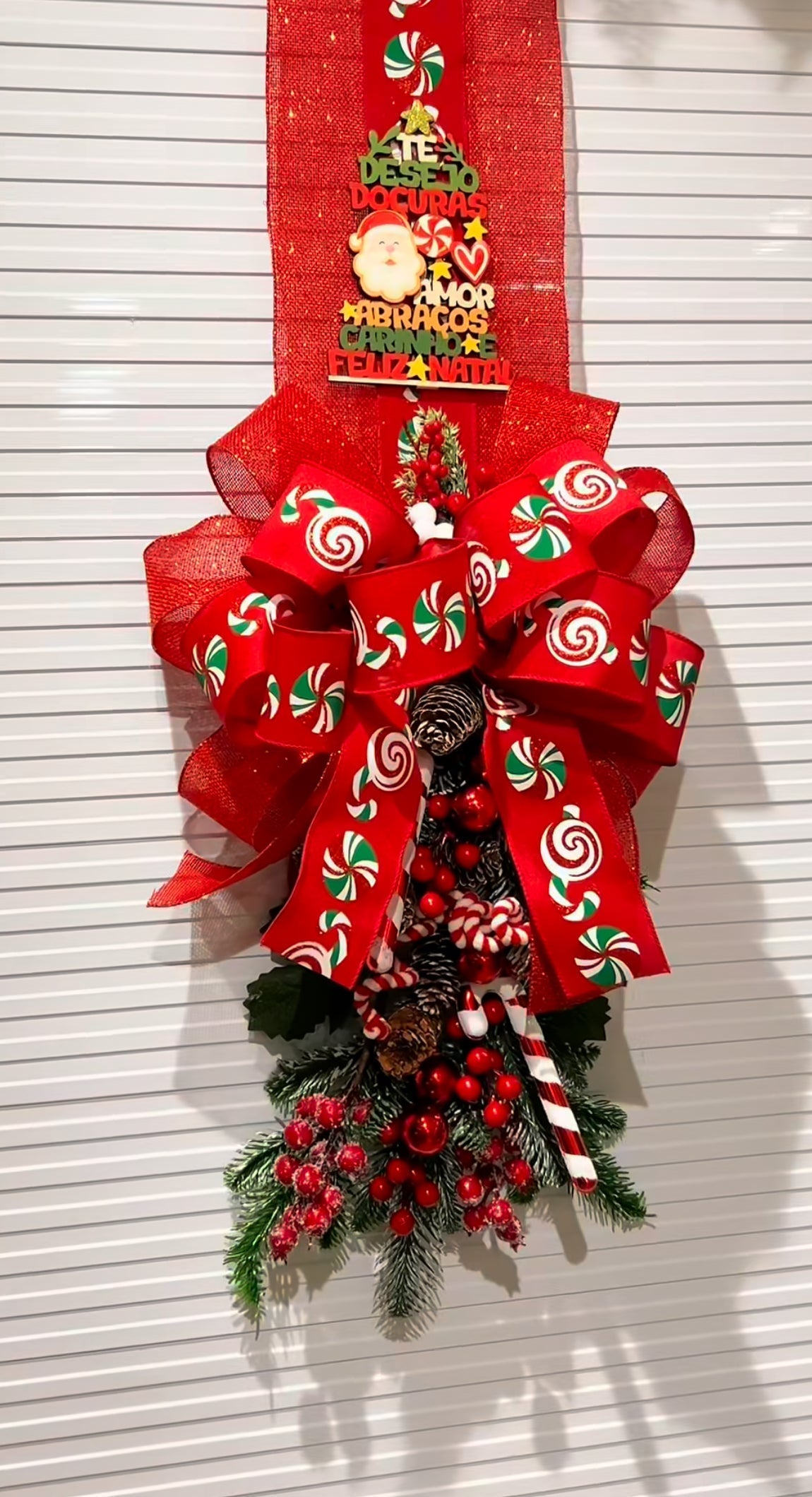 Escapulario navideño rojo con dulces | Belvaron