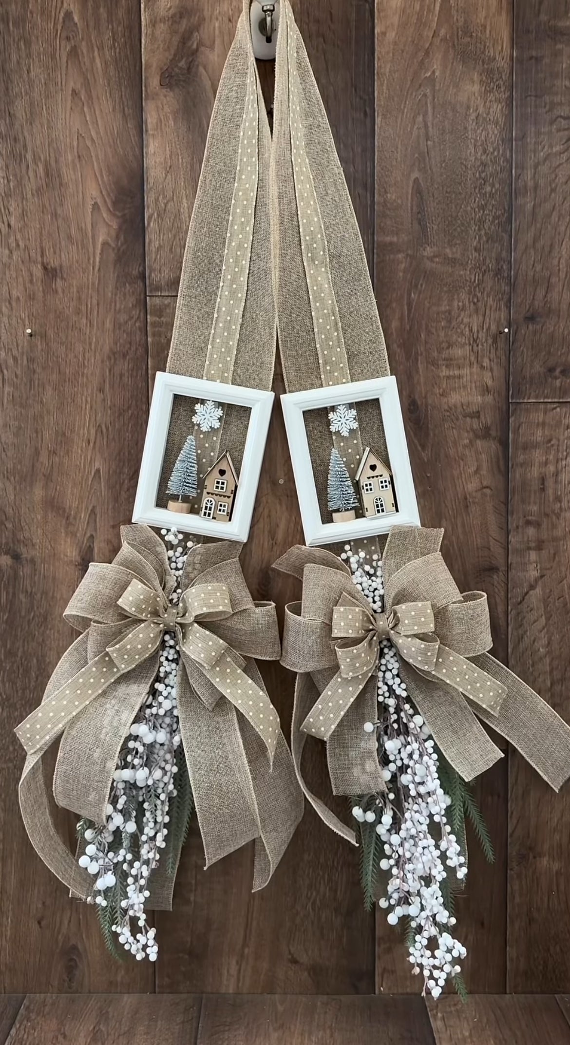 Escapulario navideño doble rústico con casitas y guirnalda - beige y blanco | Belvaron