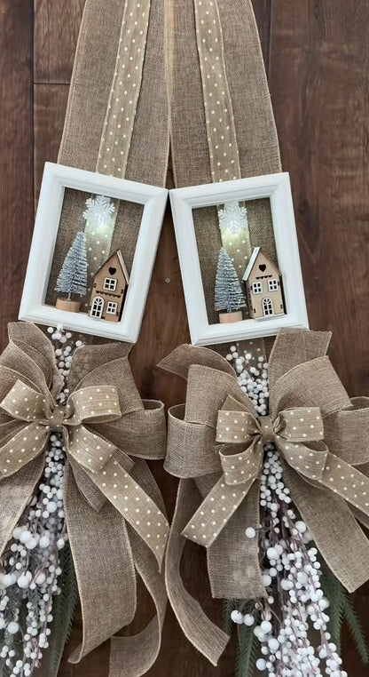 Escapulario navideño doble rústico con casitas y guirnalda - beige y blanco | Belvaron